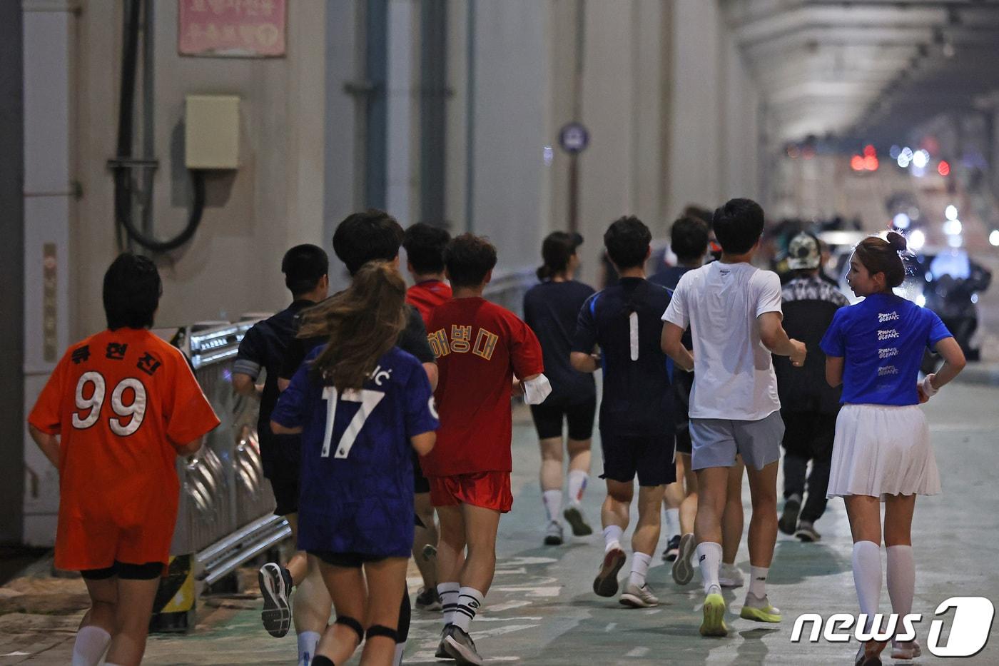 서울 서초구 반포 한강공원에서 러닝크루 회원들이 함께 달리고 있다. 2022.7.6/뉴스1 ⓒ News1 조태형 기자