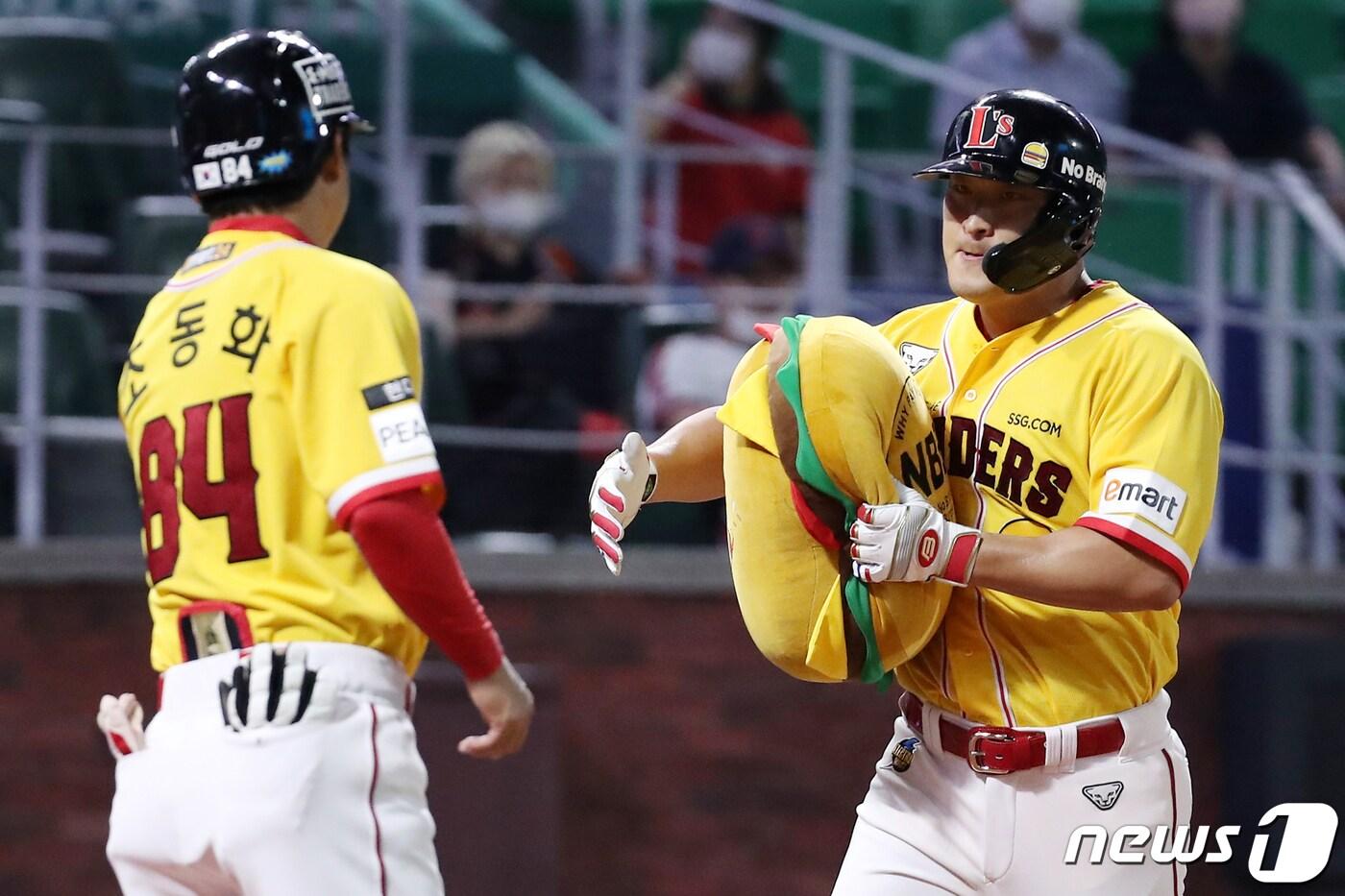 본문 이미지 - 6일 오후 인천 미추홀구 SSG랜더스필드에서 열린 '2022 신한은행 SOL KBO 리그' 롯데 자이언츠와 SSG 랜더스의 경기에서 8회말 1사 주자 없는 상황 SSG 하채훈이 솔로홈런을 친 뒤 홈을 밟으며 기뻐하고 있다. 2022.7.6/뉴스1 ⓒ News1 민경석 기자