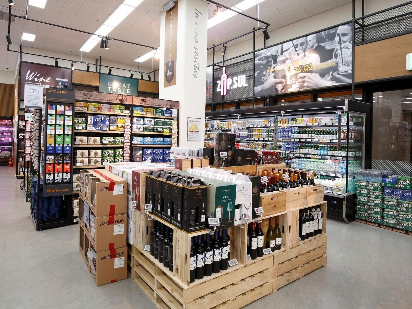 본문 이미지 - 주류 특화코너 '집술'.(이마트에브리데이 제공)ⓒ 뉴스1