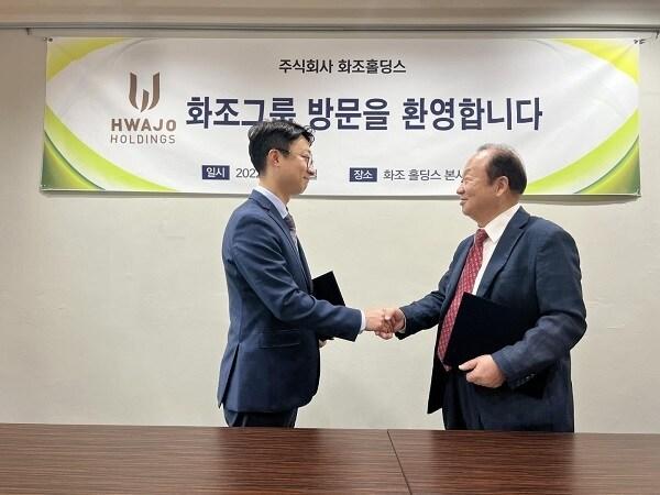 본문 이미지 - 화조홀딩스 본사에서 진행된 약정서에 서명 날인 후, 한국자동차협회 성백진 총재(오른쪽)와 화 조홀딩스 박태철 대표가 포즈를 취하고 있다ⓒ 뉴스1