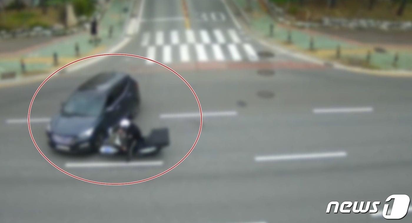 본문 이미지 - 지난 2021년 4월27일 오후 2시14분쯤 양산부산대병원 앞에서 우회전을 하는 차량을 상대로 범인이 고의사고를 내고 있는 모습. (경남경찰청 제공 영상 갈무리) ⓒ 뉴스1