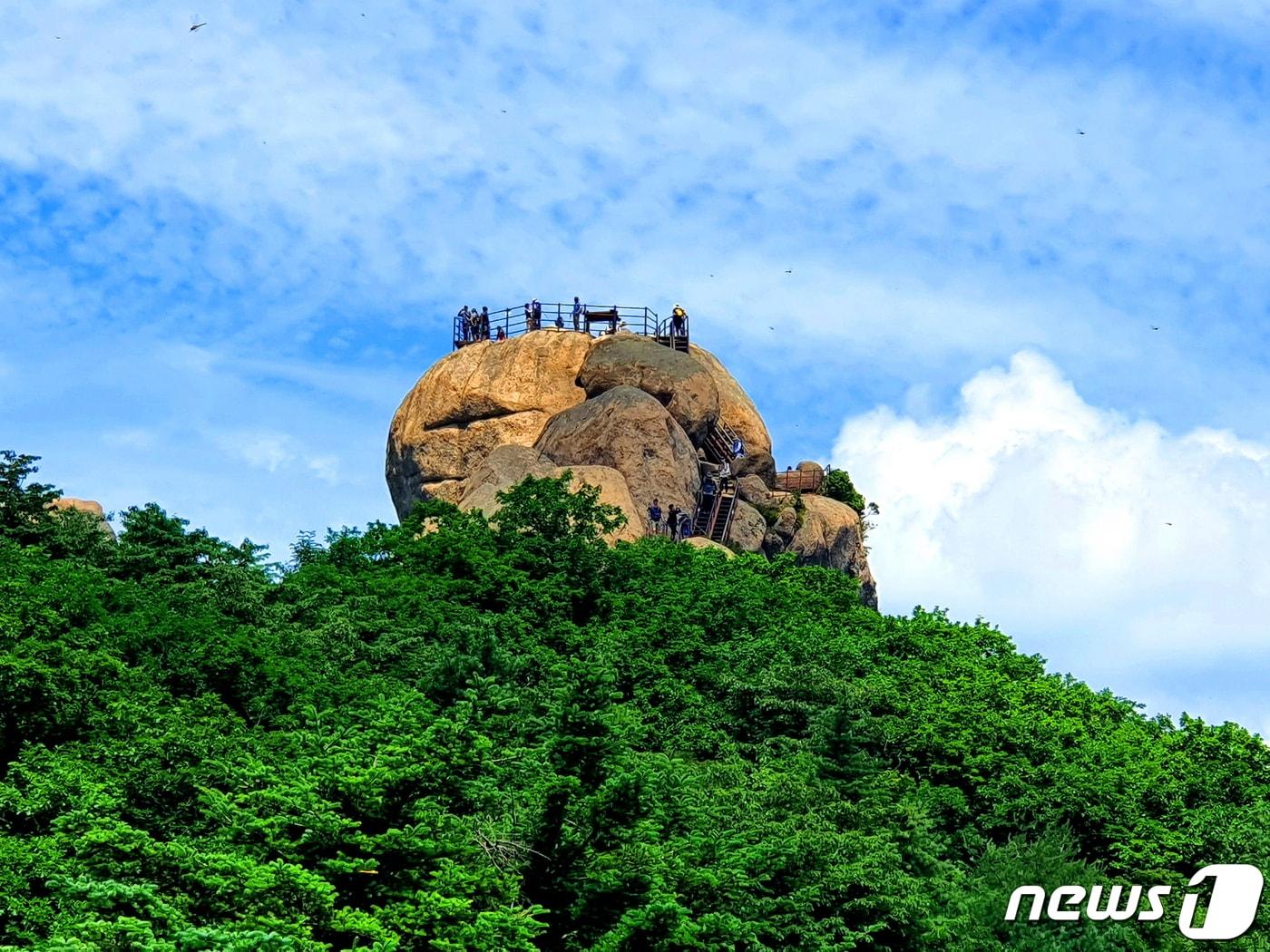 본문 이미지 - 문장대. 사방팔방의 화려한 풍경을 바라보면 절로 글이 나올만 하다 ⓒ 뉴스1