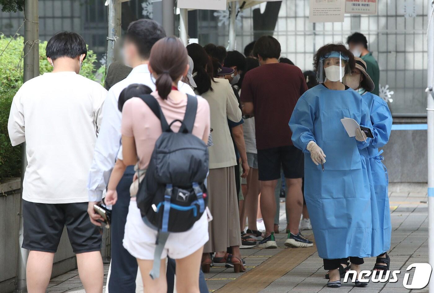 본문 이미지 - 7일 오전 서울 서초구보건소 코로나19 선별진료소에서 시민들이 검사를 기다리고 있다. 2022.7.7/뉴스1 ⓒ News1 임세영 기자