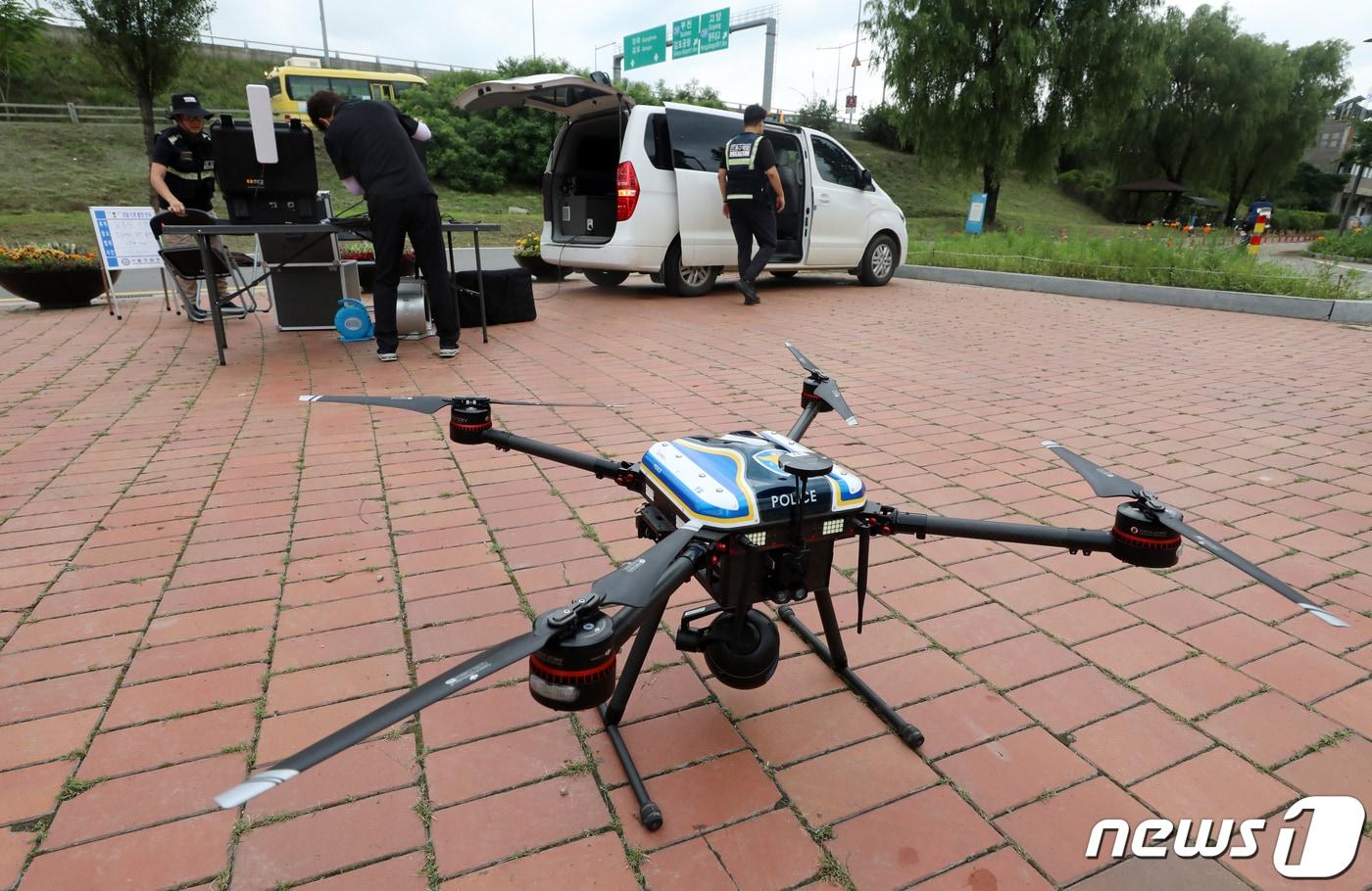 7일 오전 서울 강서구 방화대교 인근에서 서울 경찰청 드론수색팀이 드론 비행을 준비하고 있다.  2022.7.7/뉴스1 ⓒ News1 김진환 기자