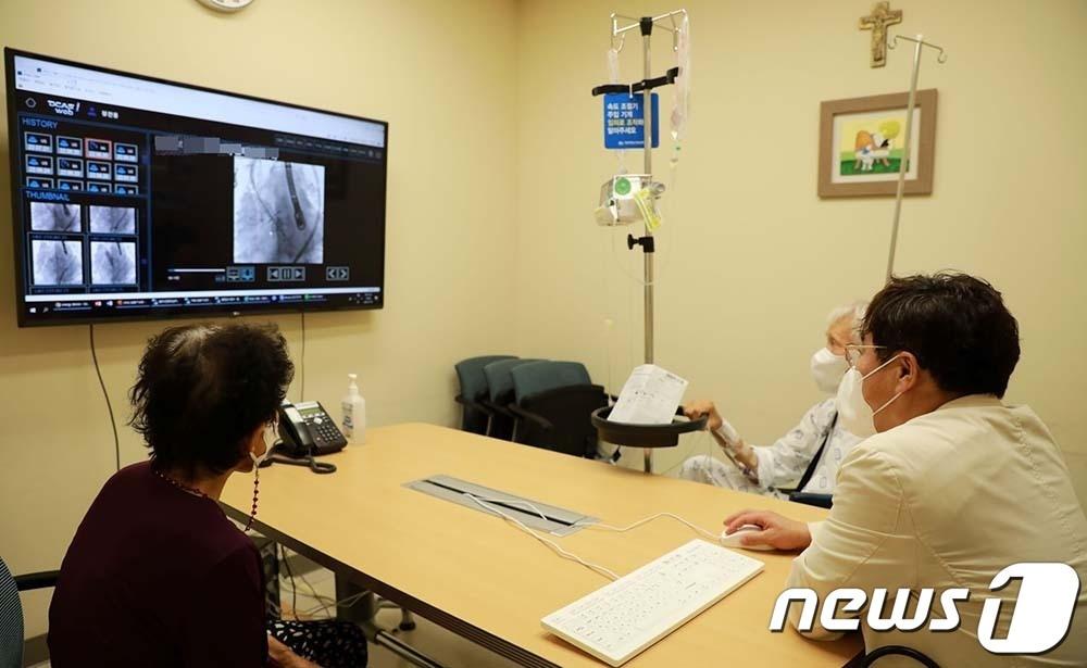 본문 이미지 - 장기육 가톨릭대학교 서울성모병원 심뇌혈관병원 순환기내과 교수팀은 기존 수술로 인공판막 삽입 후 판막주위 누출과 판막부전이 발생한 환자를 상대로 삽입된 판막을 골절시킨 후 보다 큰 타비판막을 삽입해 두 문제를 한 번에 국내에서 처음으로 해결했다고 7일 밝혔다. (서울성모병원 제공) ⓒ 뉴스1