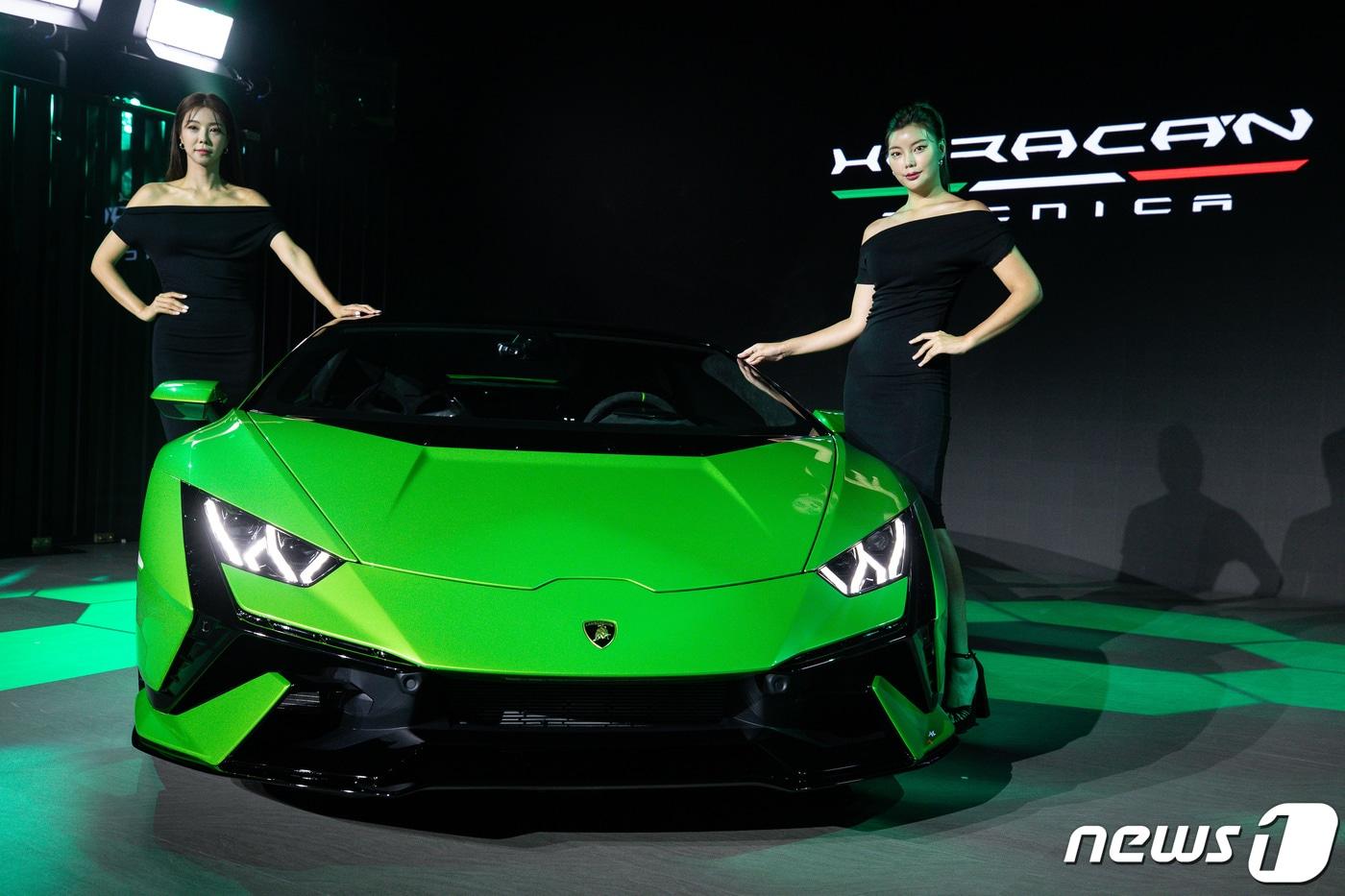 모델들이 7일 서울 강남구 SJ쿤스트할레에서 람보르기니 우라칸 테크니카를 선보이고 있다. 후륜구동 2WD 우라칸 에보를 기반으로 한 람보르기니 우라칸 테크니카는 자연흡기 V10 엔진을 탑재, 최고출력 640마력(@8,000rpm), 최대토크 57.6kg·m(@6,500rpm)를 발휘한다. 2022.7.7/뉴스1 ⓒ News1 유승관 기자