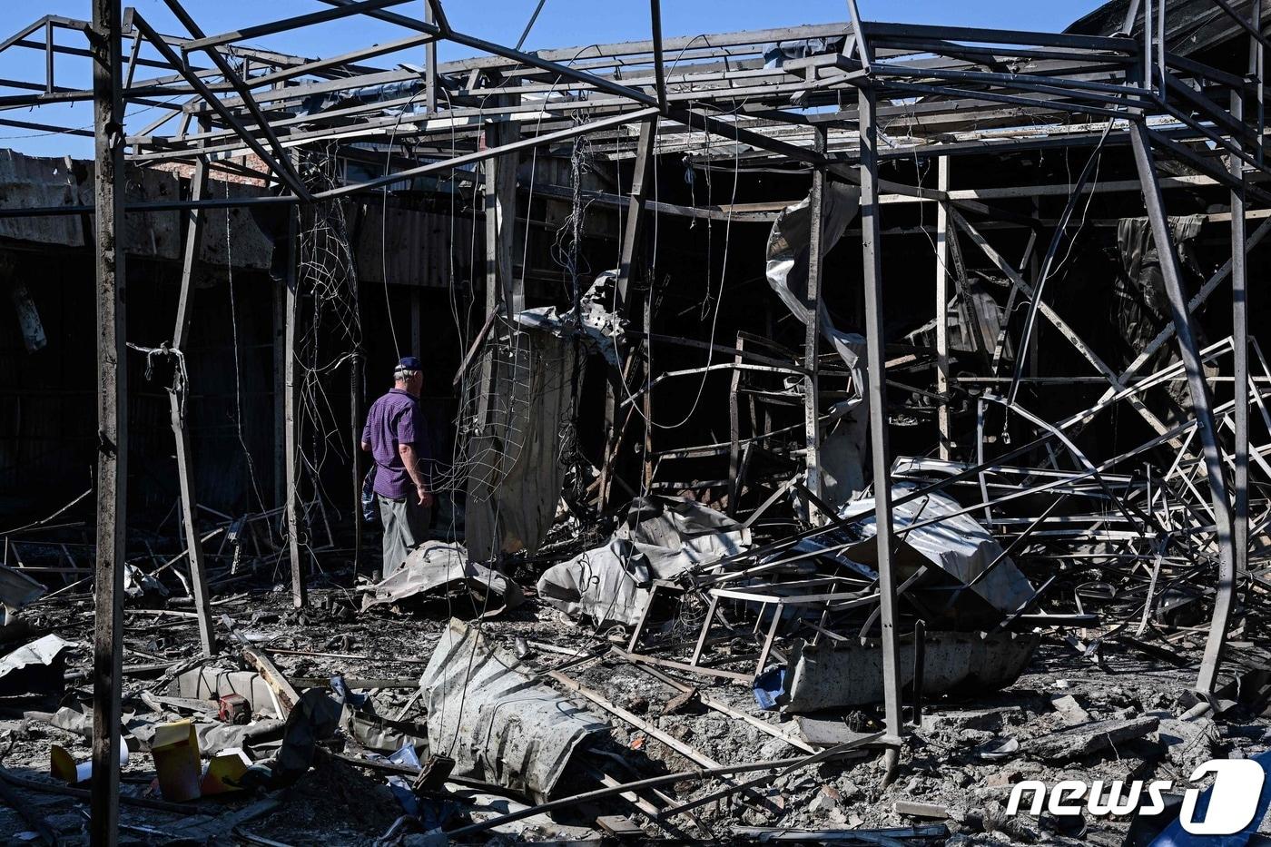 6일(현지시간) 우크라이나 슬로뱐스크에서 러시아 군의 미사일 공격을 받아 파괴된 시장의 모습이 보인다. ⓒ AFP=뉴스1 ⓒ News1 우동명 기자