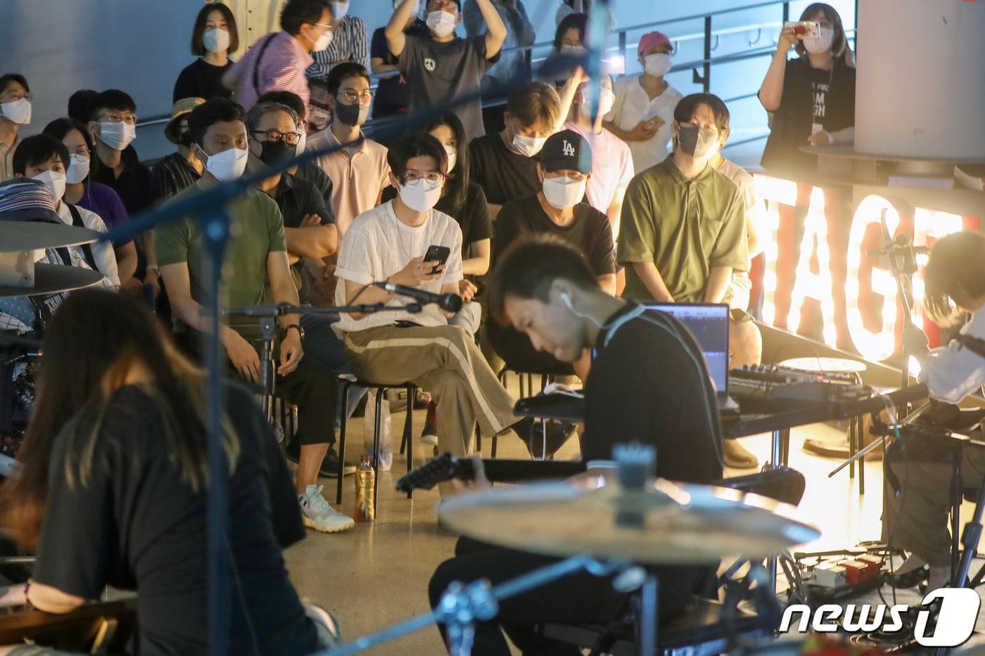 본문 이미지 - 서울문화재단 주최로 열린 콘서트를 찾은 관객들 모습. 사진은 기사와 직접적인 관련 없음. ⓒ 뉴스1 민경석 기자