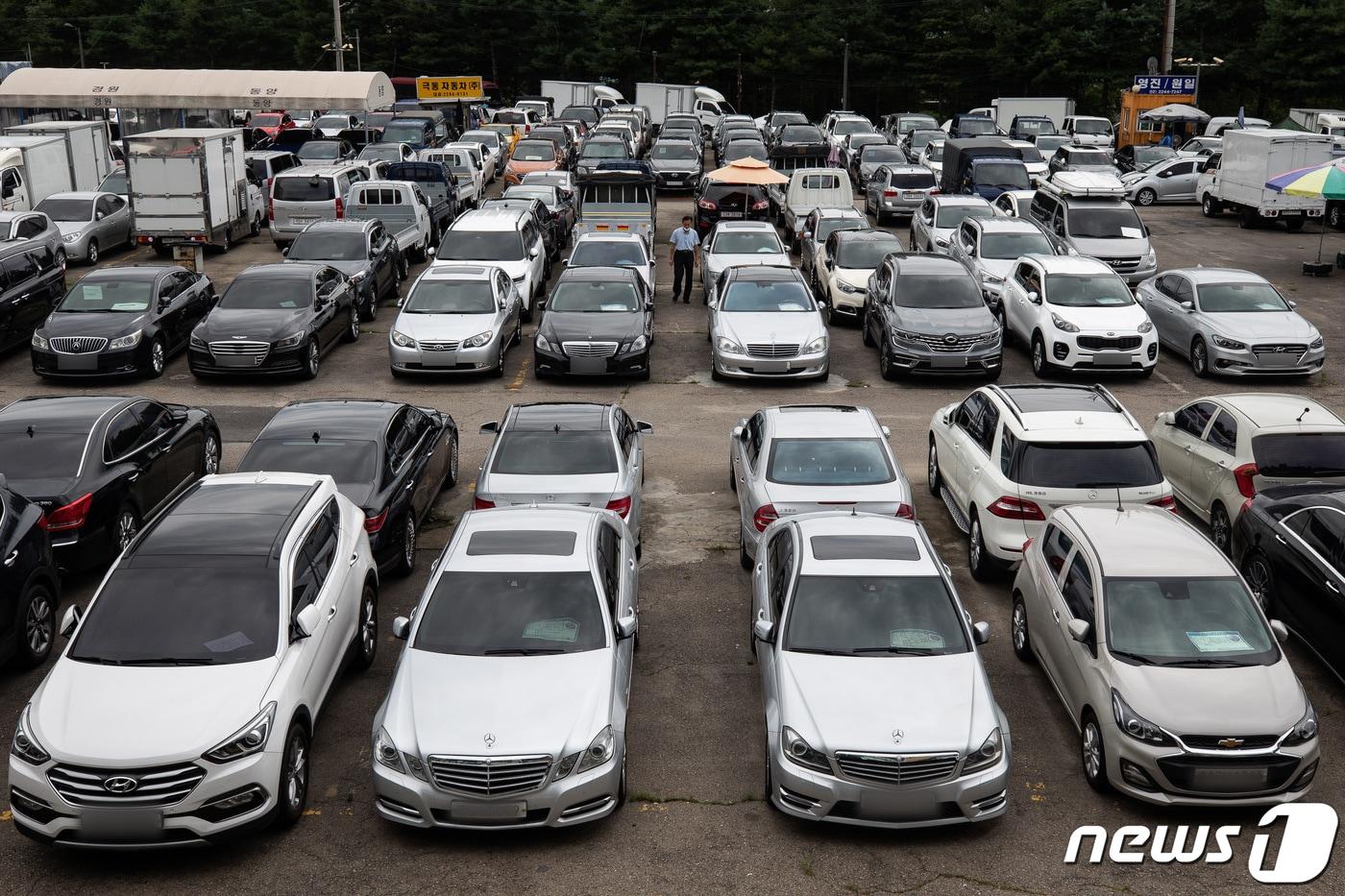 서울 성동구 장안평 중고차매매단지에 중고차들이 주차돼 있다. 뉴스1 ⓒ News1 유승관 기자
