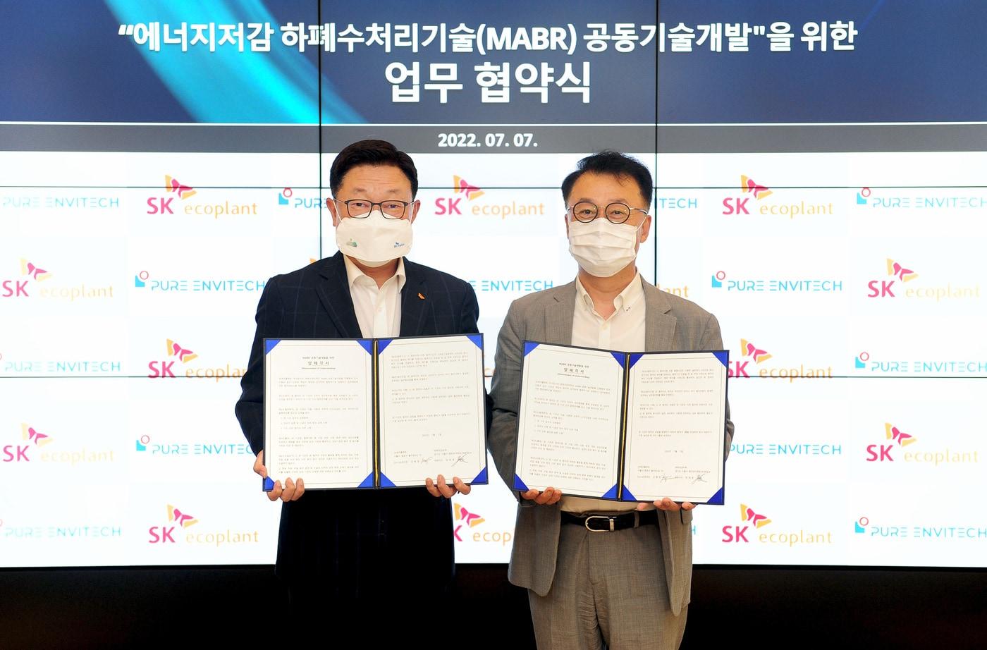 본문 이미지 - 김병권 SK에코플랜트 에코랩센터 대표(왼쪽)과 장재영 ㈜퓨어엔비텍 대표가 협약식에서 기념촬영을 하는 모습. (SK에코플랜트 제공) ⓒ 뉴스1