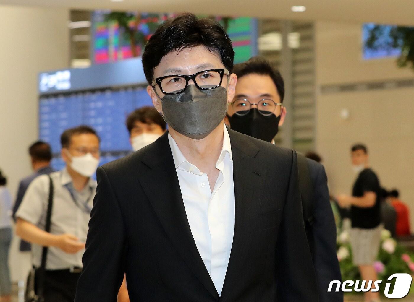 본문 이미지 - 미국 출장을 마친 한동훈 법무부장관이 7월7일 오후 인천국제공항을 통해 귀국하고 있다. 2022.7.7/뉴스1 ⓒ News1 박세연 기자