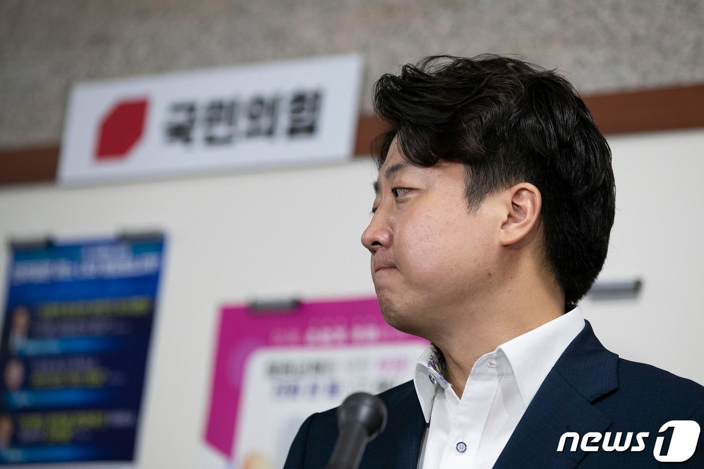 이준석 국민의힘 대표가 7일 오후 서울 여의도 국회에서 열린 성 상납 증거인멸교사 의혹에 대한 윤리위원회에 출석하며 입장을 말하고 있다. (공동취재) 2022.7.7/뉴스1 ⓒ News1 이재명 기자