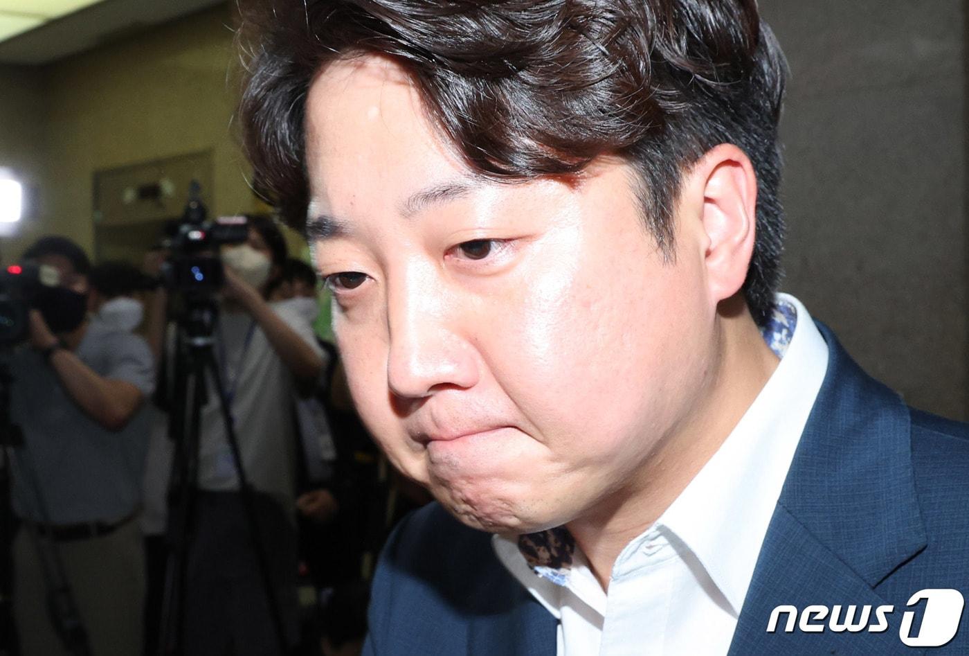 이준석 국민의힘 대표가 7일 오후 서울 여의도 국회에서 열린 성 상납 증거인멸교사 의혹에 대한 윤리위원회에 출석하고 있다. (공동취재) 2022.7.7/뉴스1 ⓒ News1 이재명 기자