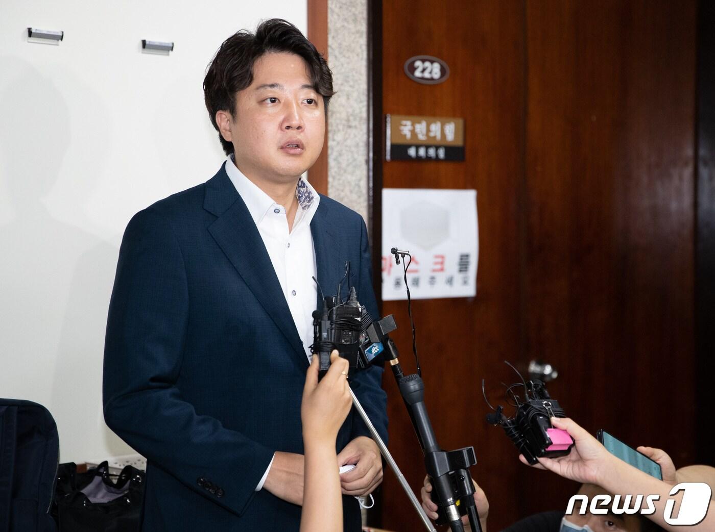 본문 이미지 - 이준석 국민의힘 대표가 8일 서울 여의도 국회에서 열린 성 상납 증거인멸교사 의혹에 대한 윤리위원회를 마친 후 입장을 말하고 있다. 2022.7.8/뉴스1 ⓒ News1 이재명 기자