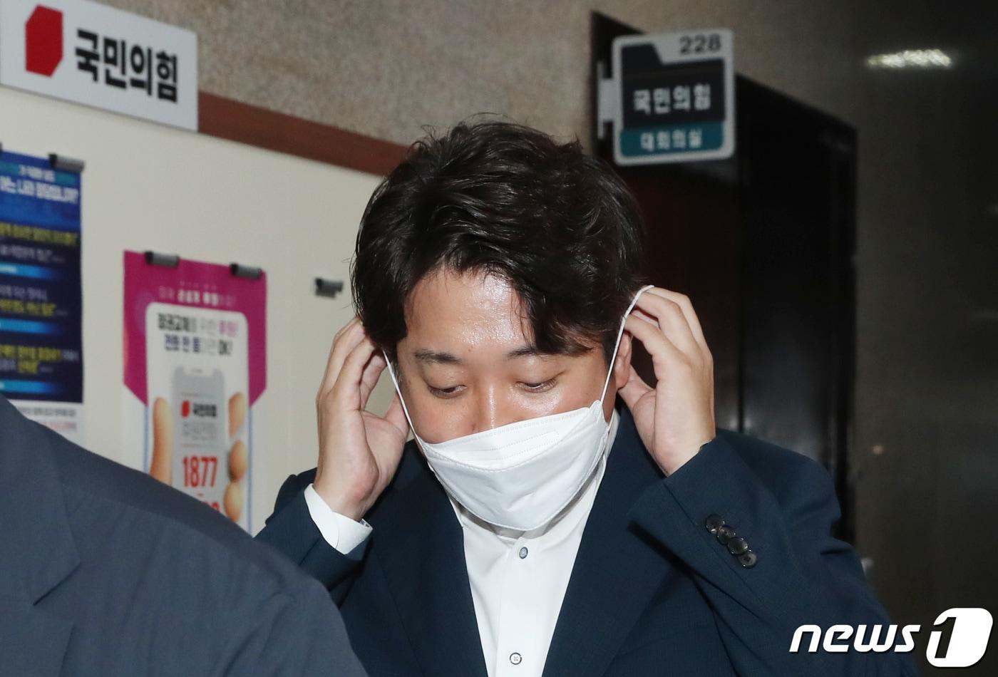 본문 이미지 - 이준석 국민의힘 대표가 8일 서울 여의도 국회에서 열린 성 상납 증거인멸교사 의혹에 대한 윤리위원회에서 소명을 마친 후 회의실을 나서고 있다. (공동취재) 2022.7.8/뉴스1 ⓒ News1 이재명 기자