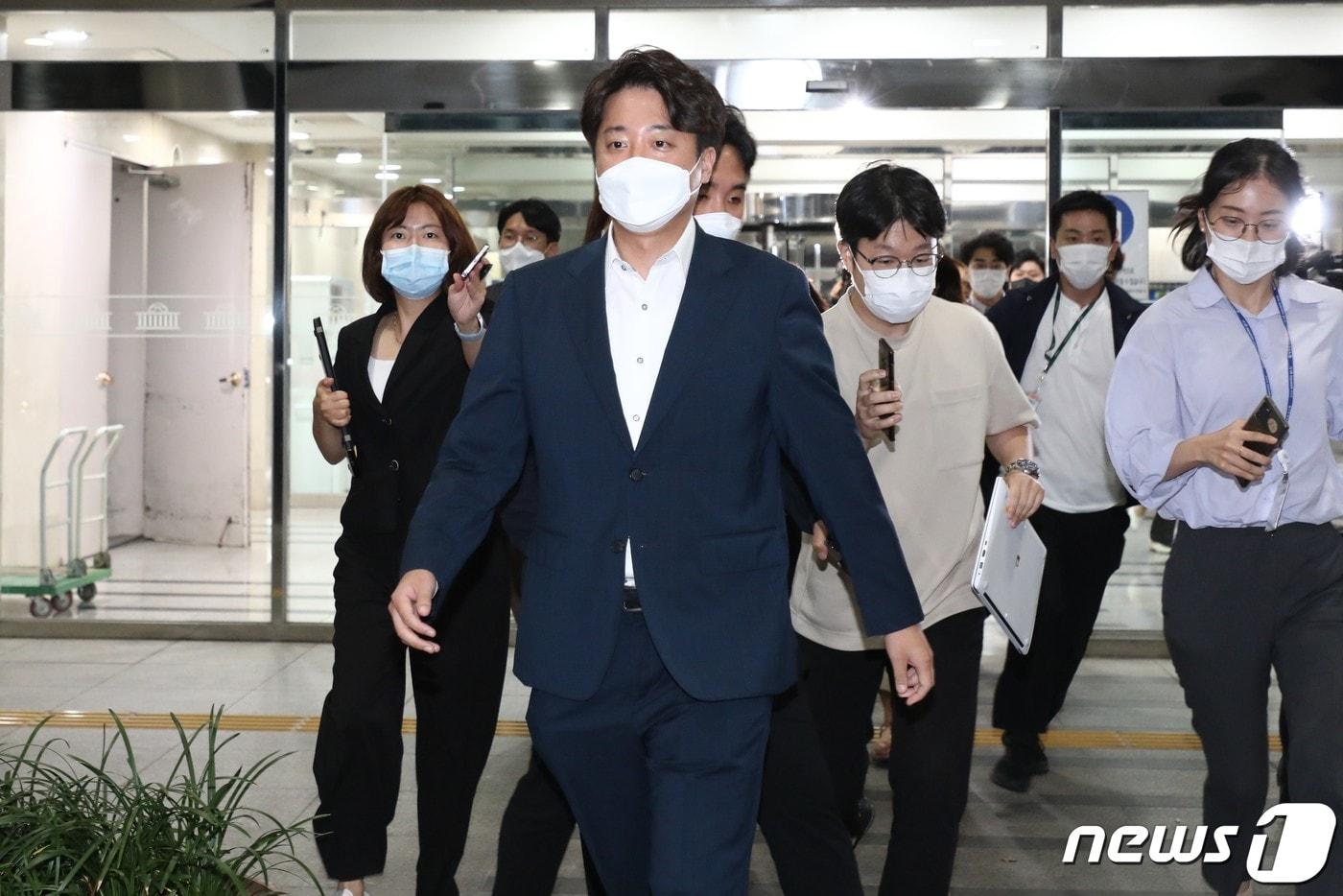 이준석 국민의힘 대표가 8일 서울 여의도 국회에서 열린 성 상납 증거인멸교사 의혹에 대한 윤리위원회에서 소명을 마친 후 차량으로 향하고 있다. (공동취재) 2022.7.8/뉴스1 ⓒ News1 이재명 기자