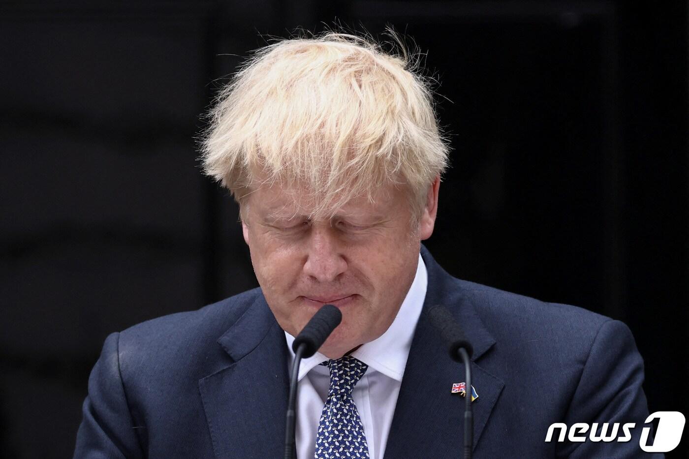 본문 이미지 - 보리스 존슨 영국 총리가 7일(현지시간) 런던 다우닝가 10번지 총리 관저에서 기자회견을 열고 새 총리가 선출될 때까지 총리직을 수행하겠다며 사임 의사를 공식적으로 밝히고 있다. ⓒ 로이터=뉴스1 ⓒ News1 우동명 기자