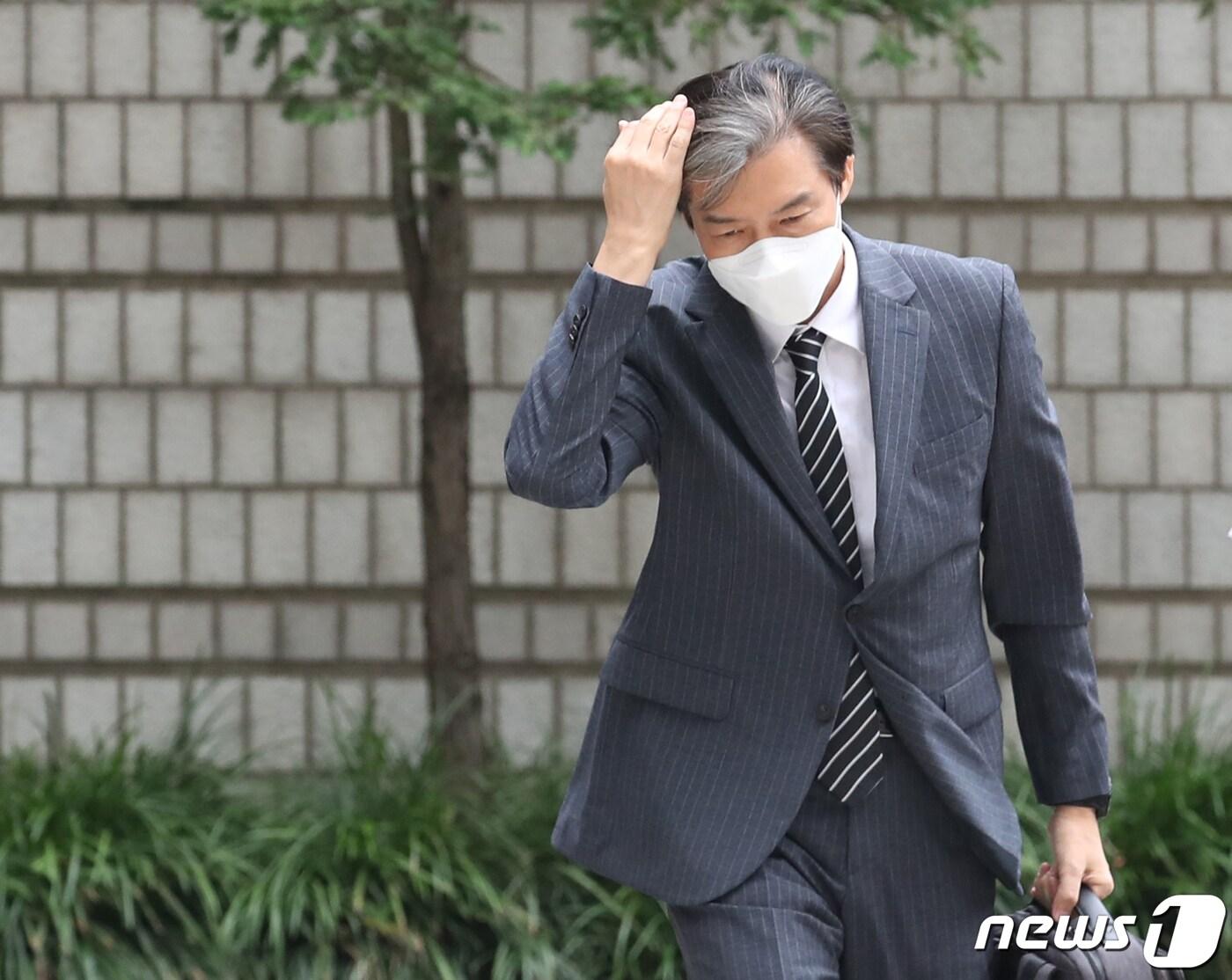 본문 이미지 - '가족비리 의혹'으로 재판을 받고 있는 조국 전 법무부장관이 8일 오전 서초구 서울중앙지방법원에서 열린 뇌물수수 등 혐의 관련 공판에 출석하고 있다. 2022.7.8/뉴스1 ⓒ News1 송원영 기자