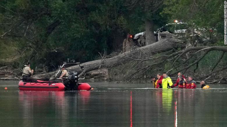 본문 이미지 - 지난 2일 램지 카운티 보안관 수색대가 미국 메이플우드 바드네이스 호수 내 수색 작업을 벌이고 있다. CNN 캡쳐=ⓒ 뉴스1