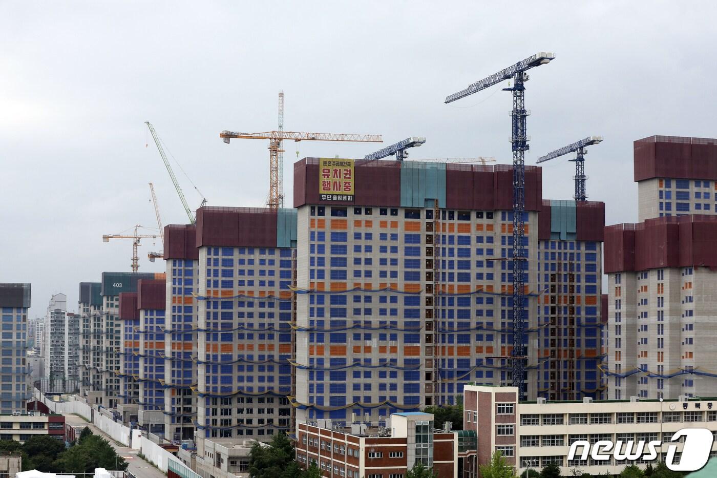 본문 이미지 - 서울 강동구 둔춘주공 재건축 현장의 모습. 2022.7.8/뉴스1 ⓒ News1 황기선 기자