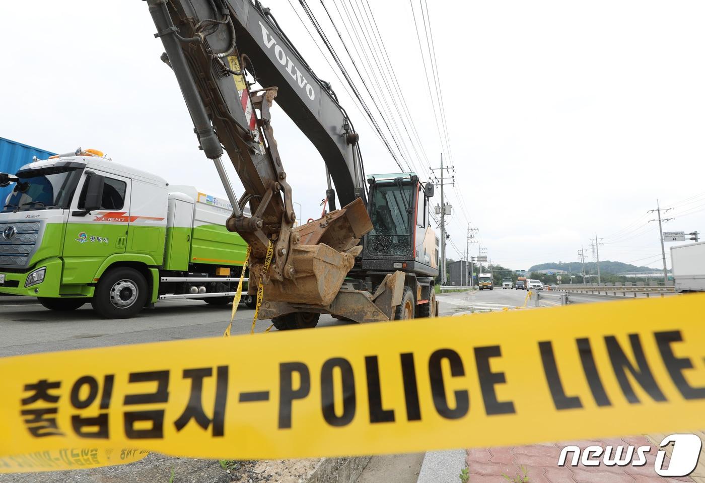 본문 이미지 - 지난 7일 경기 평택시 청북읍의 한 초등학교 앞 스쿨존에서 초등학생들이 포클레인에 치여 1명이 다치고 1명이 숨진 가운데 8일 오전 경기 평택서부운동장 인근에 사고 포클레인 주변에 폴리스 라인이 쳐있다. 2022.7.8/뉴스1 ⓒ News1 김영운 기자