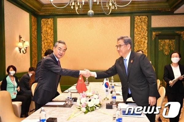 본문 이미지 - 박진 외교부 장관이 7일 G20 외교장관회의가 열린 인도네시아 발리에서 왕이 중국 외교담당 국무위원 겸 외교부장과 회담을 하고 있다(중국 외교부 홈페이지 갈무리)ⓒ 뉴스1