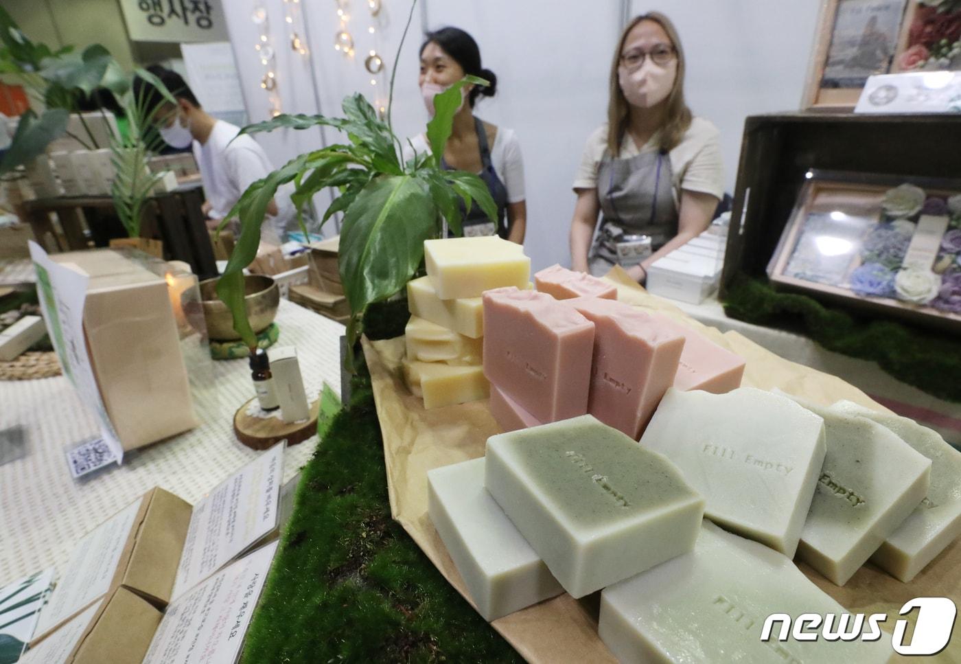 본문 이미지 - 서울 강남구 코엑스에서 열린 '코리아비건 베지노믹스페어'를 찾은 시민들이 비건제품을 살펴보고 있다.2022.7.8/뉴스1 ⓒ News1 송원영 기자