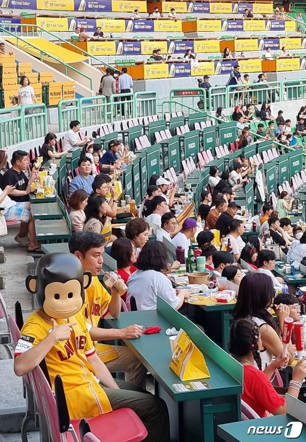 본문 이미지 - 정용진 신세계그룹 부회장이 5일 인천 SSG랜더스필드에서 열린 SSG랜더스와 롯데자이언츠 경기를 관람하고 있다.ⓒ 뉴스1 이상학 기자