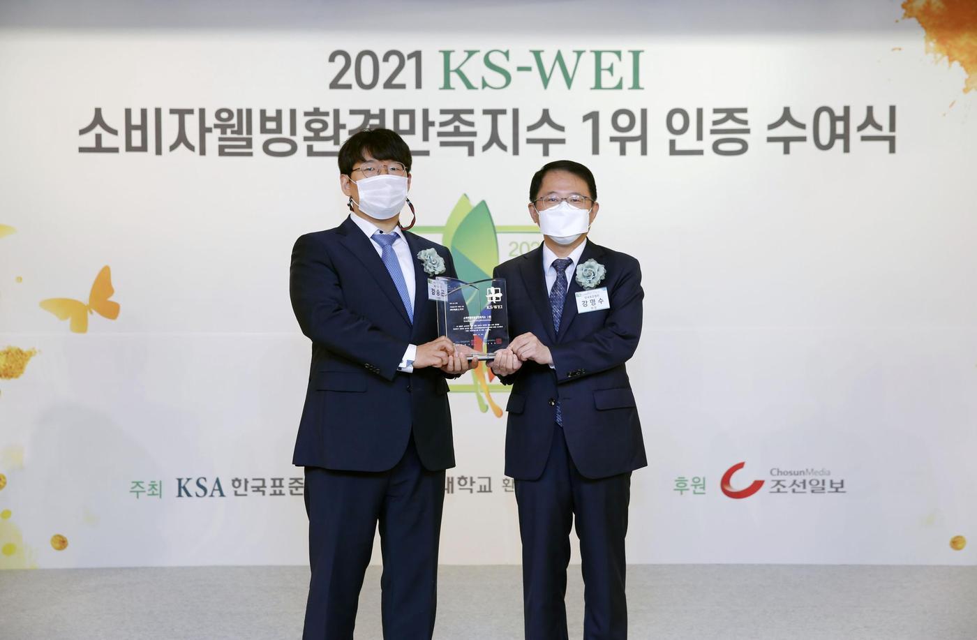 본문 이미지 - 왼쪽부터 김승곤 에몬스가구 총괄사장(당시 부사장)과 강명수 한국표준협회 회장이 기념사진을 찍고 있다.(에몬스 가구 제공)ⓒ 뉴스1