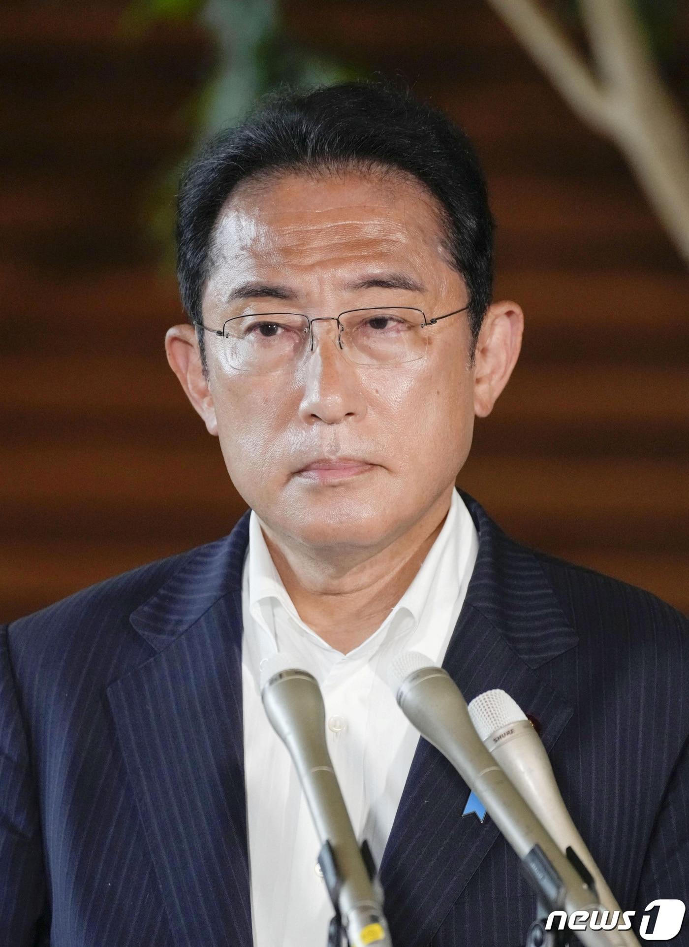 본문 이미지 - 기시다 후미오 일본 총리가 8일 아베 신조 전 총리의 피습과 관련해 긴급 기자회견을 벌이던 도중 눈물을 보이고 있다. ⓒ 로이터=뉴스1 ⓒ News1 정윤영 기자