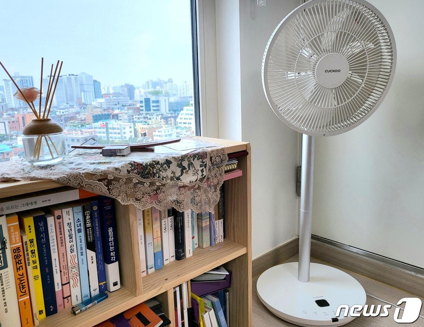 본문 이미지 - 8일 쿠쿠홈시스 2022년형 인스퓨어 에어 서큘레이터가 방 한 쪽에 비치돼 있다. ⓒ 뉴스1 신윤하 기자