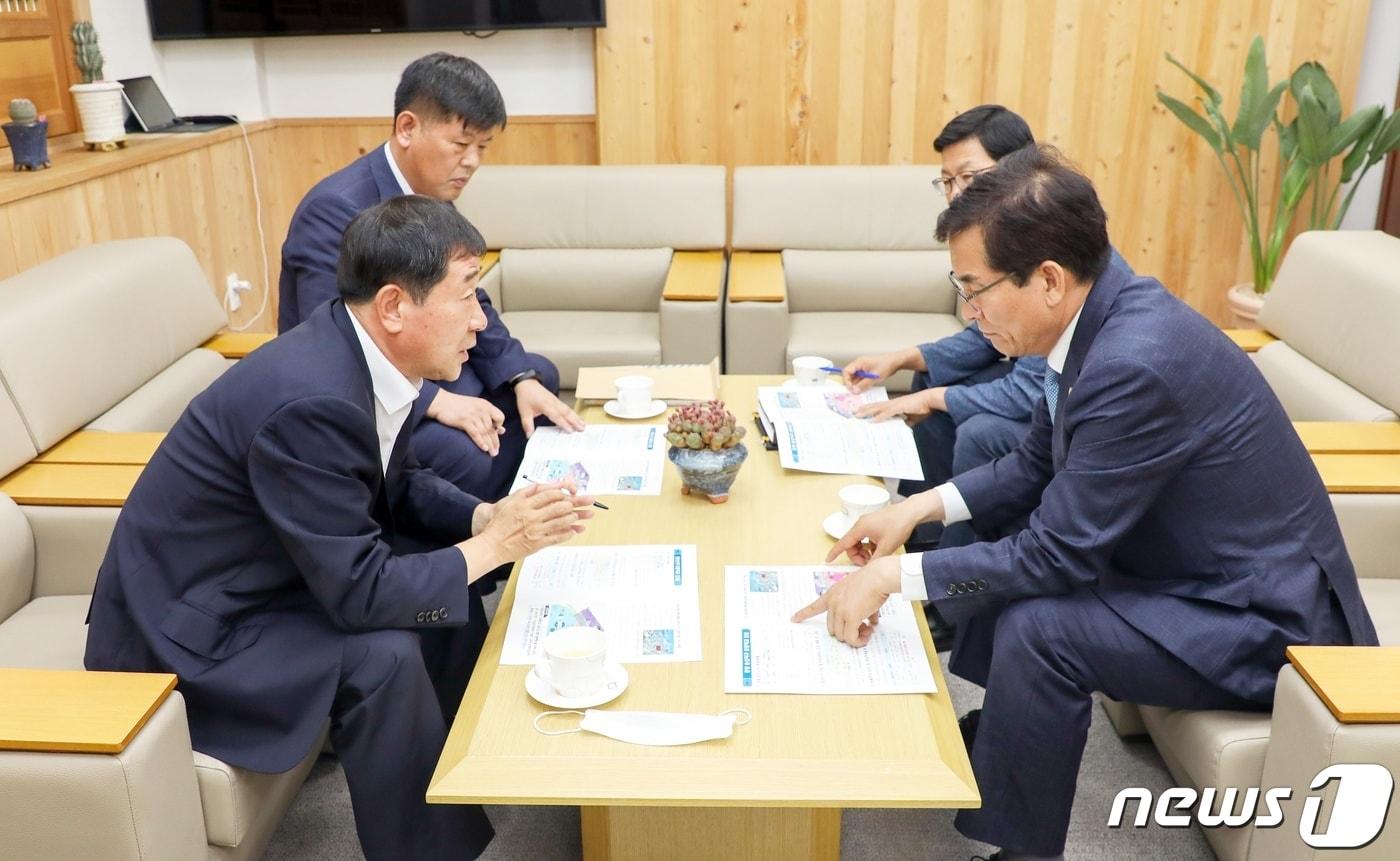 이재영 증평군수가 윤건영 교육감과 증평 송산지구 초등학교 신설 등을 논의하고 있다.(증평군 제공)ⓒ 뉴스1