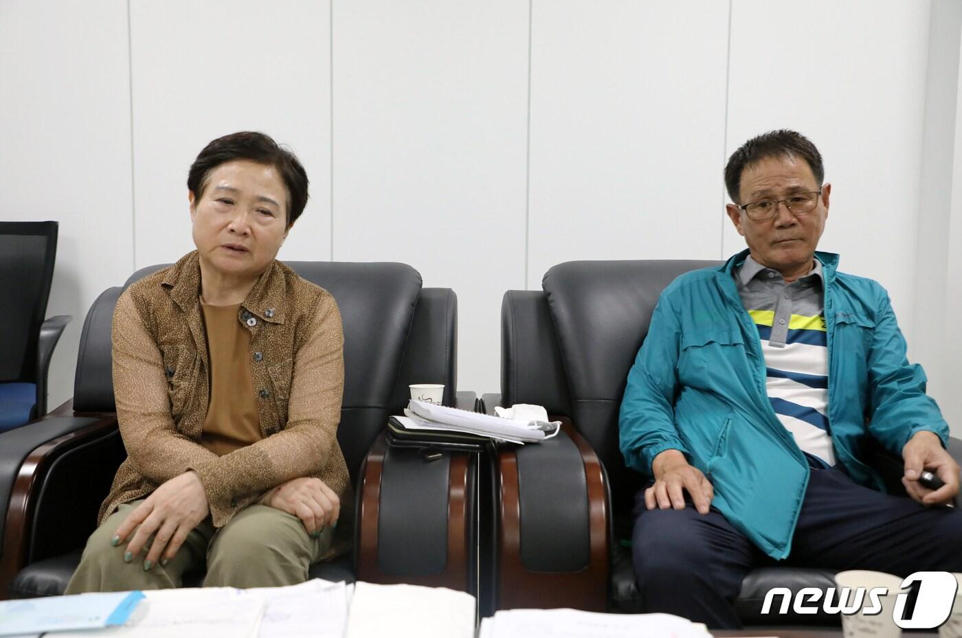 지난 7일 오후 3시 광주 서구 5·18부상자회 사무실에서 만난 5·18피해자 임충성씨(59·오른쪽)와 그의 누나 임맹희씨(63). 임충성씨는 80년 5월 광주상고 2학년 재학 시절 광주역 앞에서 투석전을 벌였다. 2022.7.9/뉴스1 