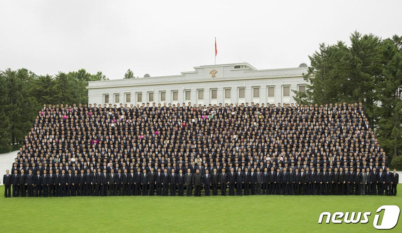 본문 이미지 - (평양 노동신문=뉴스1) = 북한 노동당 기관지 노동신문은 9일 김정은 총비서가 노동당 각급 당 위원회 조직부 당생활지도부문 일꾼 특별강습회 참가자들과 당 중앙위원회 본부청사에서 기념사진을 촬영했다고 보도했다. 조용원 당 조직비서와 리히용 당 중앙위원회 조직지도부 제1부부장 등이 참가했다. [국내에서만 사용가능. 재배포 금지. DB 금지. For Use Only in the Republic of Korea. Redistribution Prohibited] rodongphoto@news1.kr