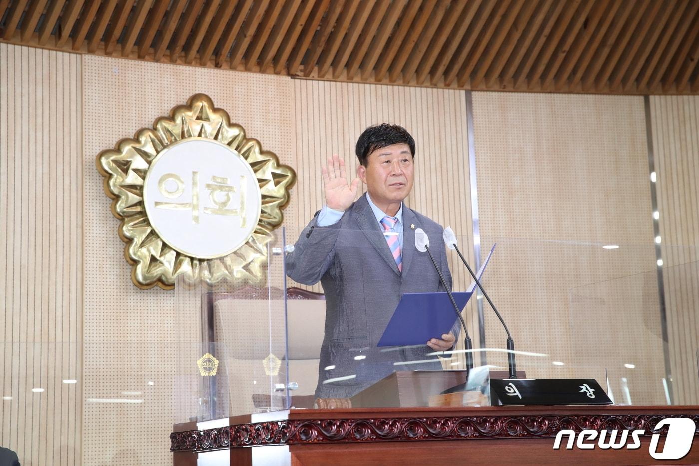 본문 이미지 - 지난 8일 고양특례시의회 전반기 의장으로 선출된 국민의힘 김영식 의장이 개원식에서 선서를 하고 있다. (고양시의회 제공) ⓒ 뉴스1