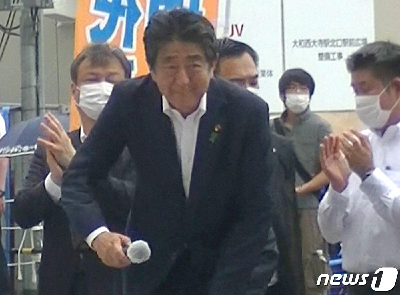 본문 이미지 - 연설을 앞두고 있는 아베 신조 전 총리 뒤에 총격을 가한 용의자 먀아가미 테츠야로 추정되는 남성이 보인다. 2022.07.08 ⓒ 뉴스1 ⓒ 로이터=뉴스1