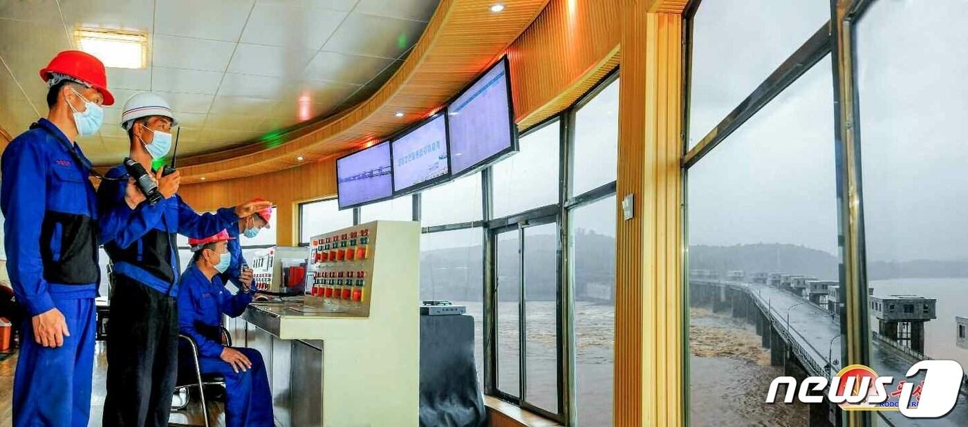 (평양 노동신문=뉴스1) = 북한 노동당 기관지 노동신문은 1일 폭우로 인해 올해 국가경제정책 달성에 차질이 발생하지 않도록 각 부문에서 대책 사업을 진행하는 모습을 소개했다. [국내에서만 사용가능. 재배포 금지. DB 금지. For Use Only in the Republic of Korea. Redistribution Prohibited] rodongphoto@news1.kr