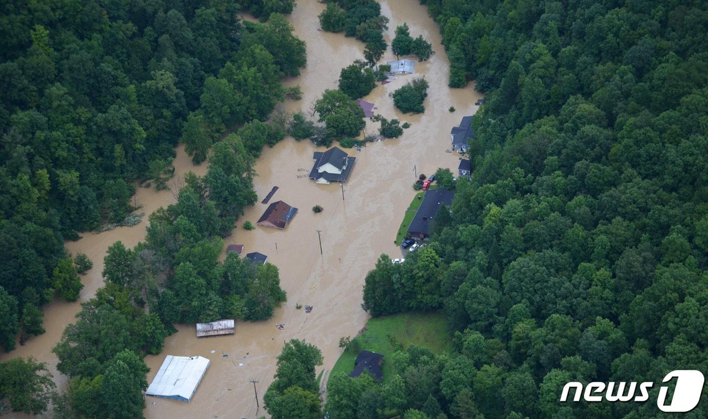 본문 이미지 - 30일 (현지시간) 폭우가 쏟아져 홍수가 발생한 켄터키주 잭슨에서 주택들이 물에 잠겨 지붕만 보이고 있다. ⓒ AFP=뉴스1 ⓒ News1 우동명 기자