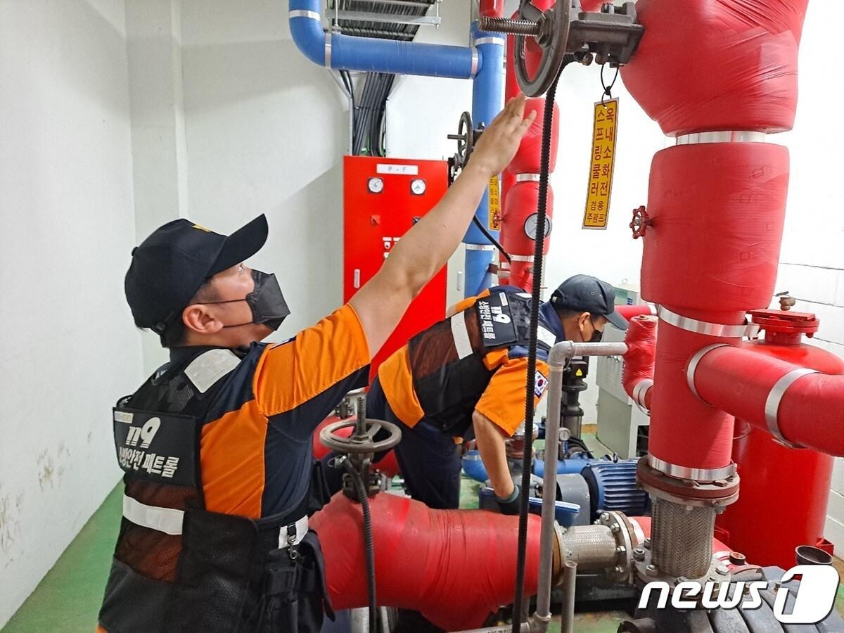 본문 이미지 - 경기도 소방재난본부는 오는 3일 쇼핑시설과 산후조리원 등을 대상으로 ‘3대 불법행위’ 일제 단속을 실시한다고 밝혔다. 3대 불법행위는 비상구 폐쇄, 소방시설 차단, 불법 주‧정차로, 단속 대상은 경기지역 쇼핑시설과 산후조리원 등 다중이용시설 94곳이다.(경기도소방재난본부 제공)ⓒ 뉴스1