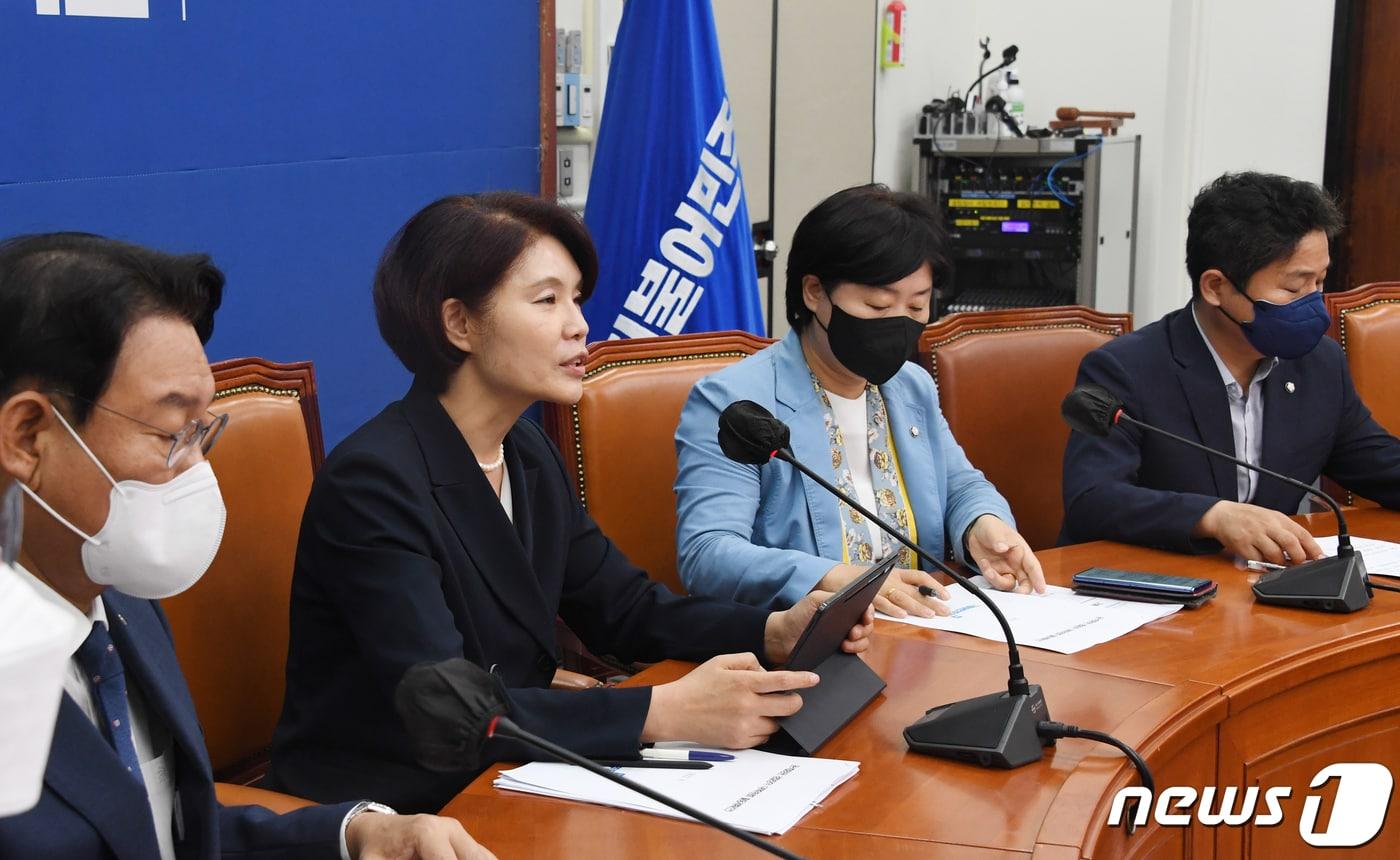 본문 이미지 - 행정안전부 경찰국 출범을 하루 앞둔 1일 국회에서 열린 더불어민주당 윤석열정권 경찰장악대책위 첫회의에서 한정애 위원장이 발언을 하고 있다. (공동취재) 2022.8.1/뉴스1 ⓒ News1 허경 기자