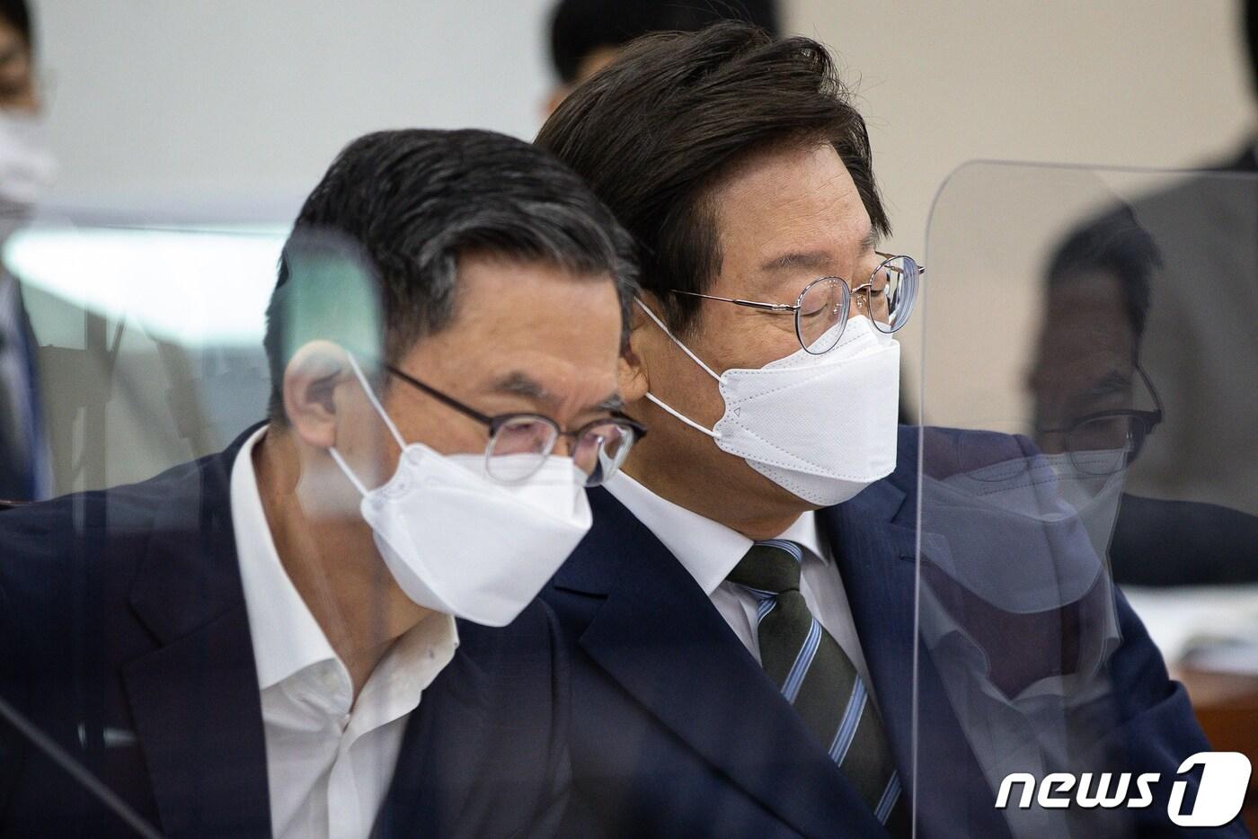 이재명 더불어민주당 의원(오른쪽)과 정성호 의원이 1일 서울 여의도 국회에서 열린 국방위원회 전체회의에서 이야기를 나누고 있다. 2022.8.1/뉴스1 ⓒ News1 유승관 기자