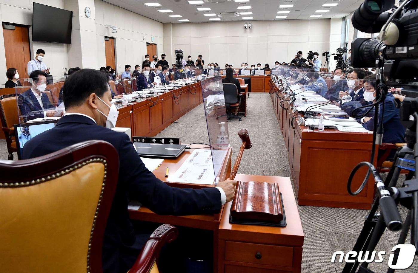 본문 이미지 - 1일 서울 여의도 국회에서 기획재정위원회 전체회의가 박대출 위원장 주재로 열리고 있다. (공동취재) 2022.8.1/뉴스1 ⓒ News1 허경 기자