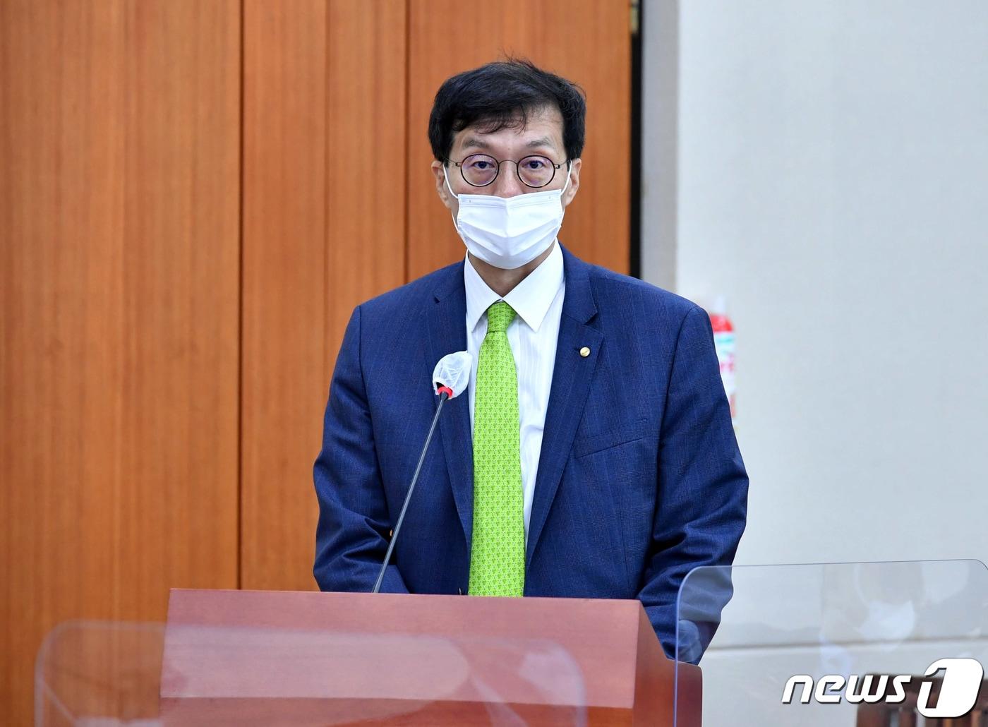 본문 이미지 - 이창용 한국은행 총재가 1일 서울 여의도 국회에서 열린 기획재정위원회 전체회의에서 업무보고를 하고 있다. &#40;공동취재&#41; 2022.8.1/뉴스1 ⓒ News1 허경 기자