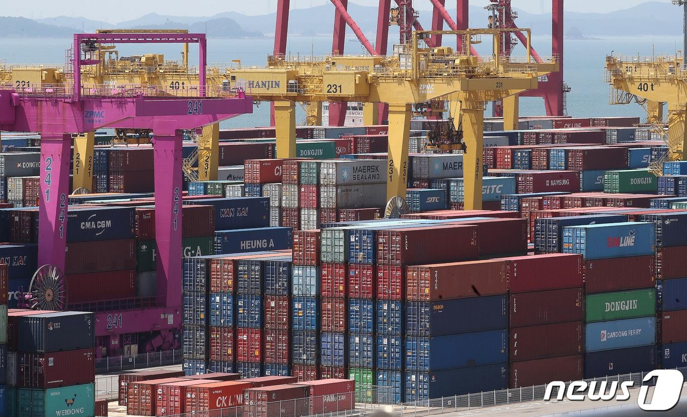 인천 연수구 인천신항에서 컨테이너 선적 작업이 진행되는 모습. 2022.8.1/뉴스1 ⓒ News1 임세영 기자