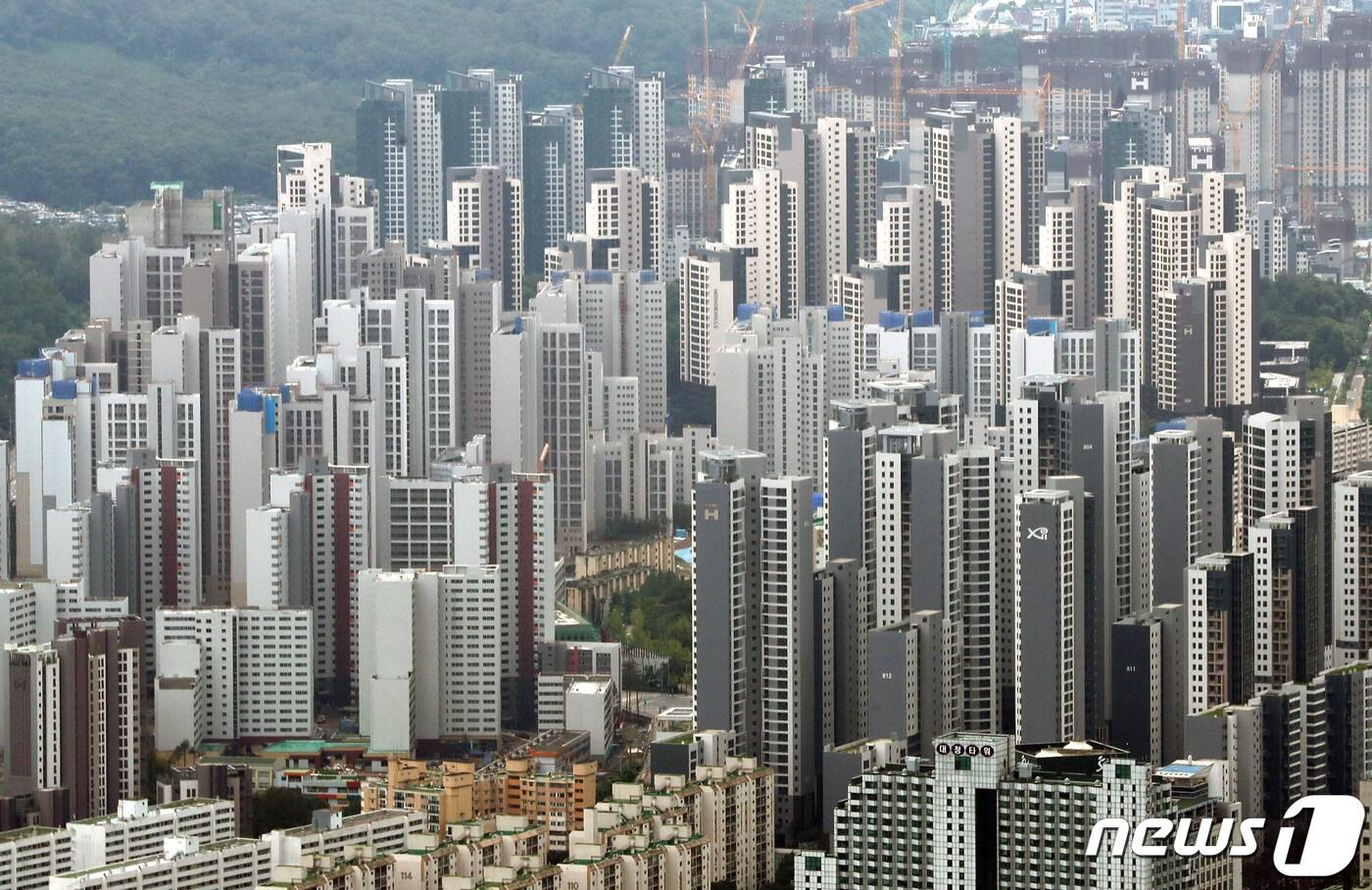  서울 송파구 롯데월드타워 전망대 서울스카이에서 바라본 서초구의 아파트 단지 모습. 2022.8.1/뉴스1 ⓒ News1 구윤성 기자