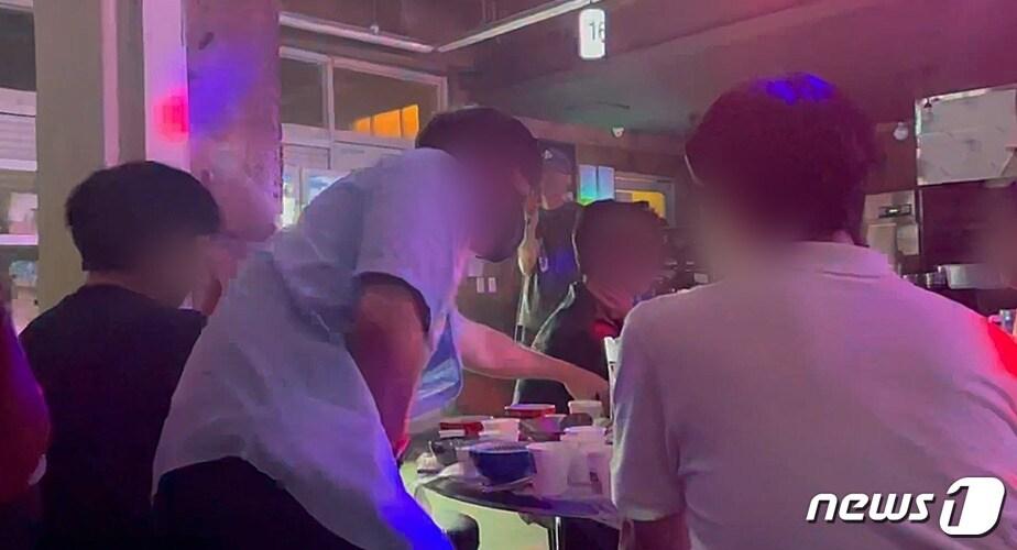 본문 이미지 - 식품위생법 위반 혐의로 적발된 도내 모 게스트하우스 파티 현장. (제주동부경찰서 제공) 2022.8.1/뉴스1ⓒ News1