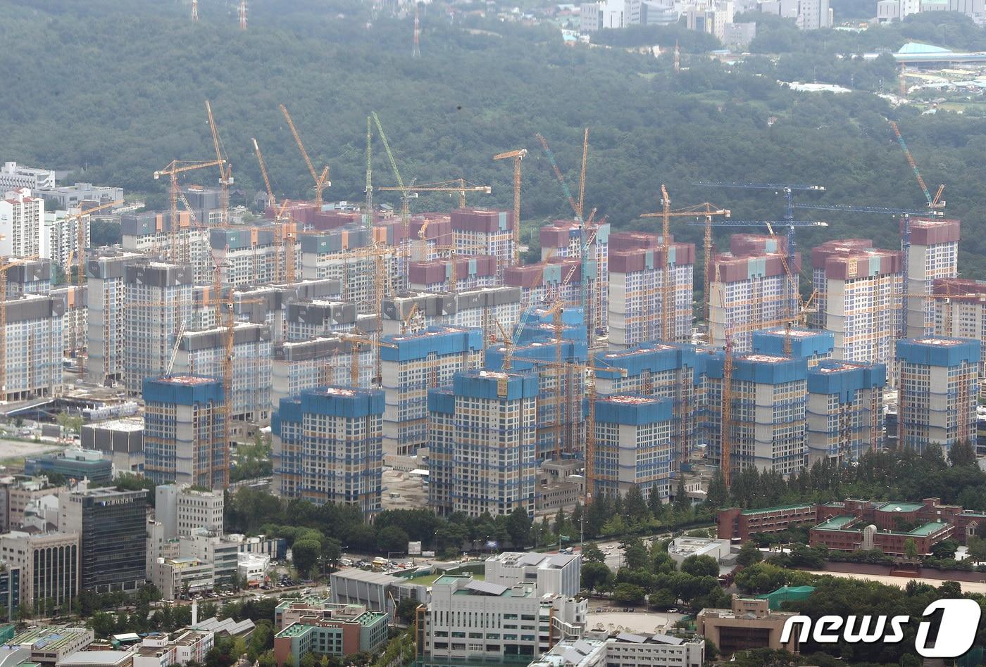 서울 송파구 롯데월드타워 전망대 서울스카이에서 바라본 둔촌주공 아파트 재건축 현장의 모습. 2022.8.1/뉴스1 ⓒ News1 구윤성 기자