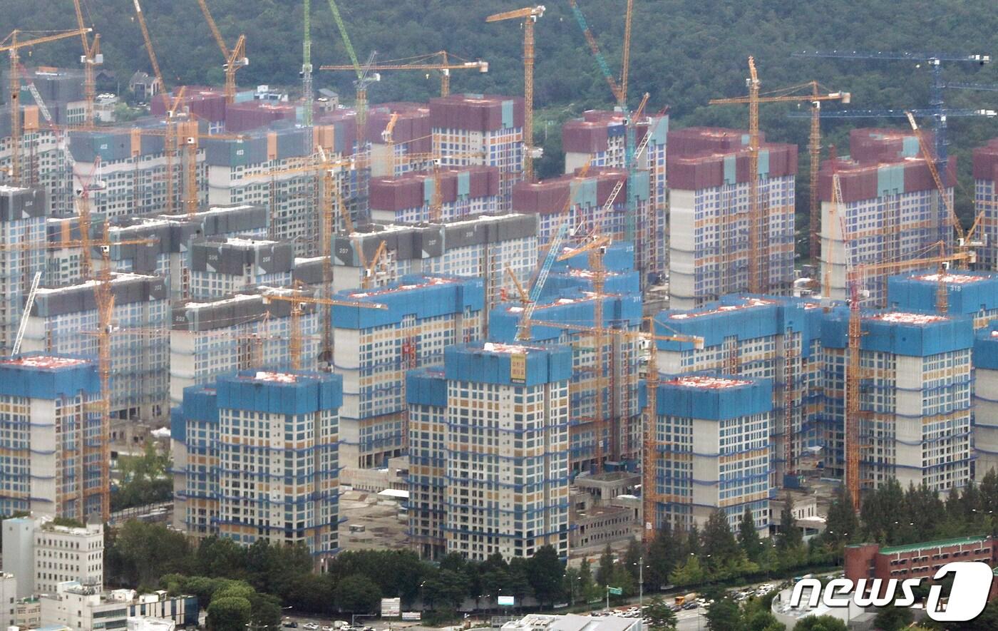본문 이미지 - 서울 송파구 롯데월드타워 전망대 서울스카이에서 바라본 둔촌주공 아파트 재건축 현장의 모습. 2022.8.1/뉴스1 ⓒ News1 구윤성 기자