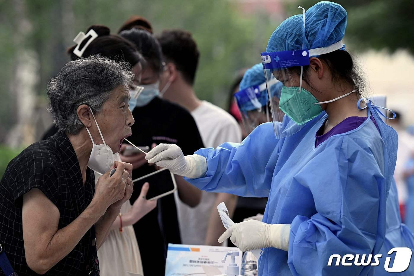 1일(현지시간) 중국 베이징에서 한 여성이 코로나19 검사를 받고 있다. ⓒ AFP=뉴스1 ⓒ News1 김예원 기자