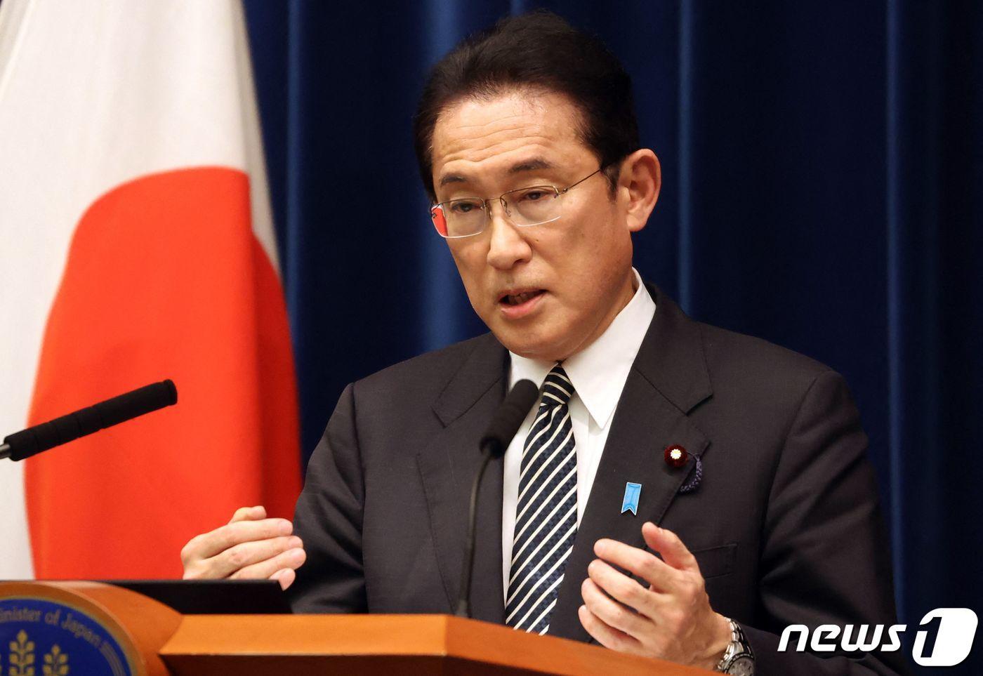 본문 이미지 - 기시다 후미오 일본 총리가 총리 관저에서 기자회견을 열고 취재진의 질문에 답하고 있다. ⓒ AFP=뉴스1 ⓒ News1 강민경 기자
